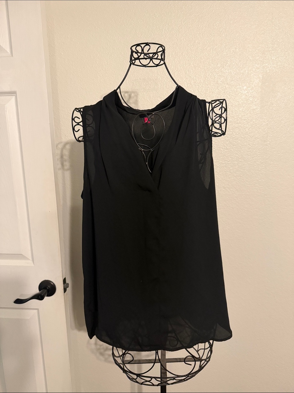 Vince Camuto Black V-Neck Sleeveless Chiffon Camisole
